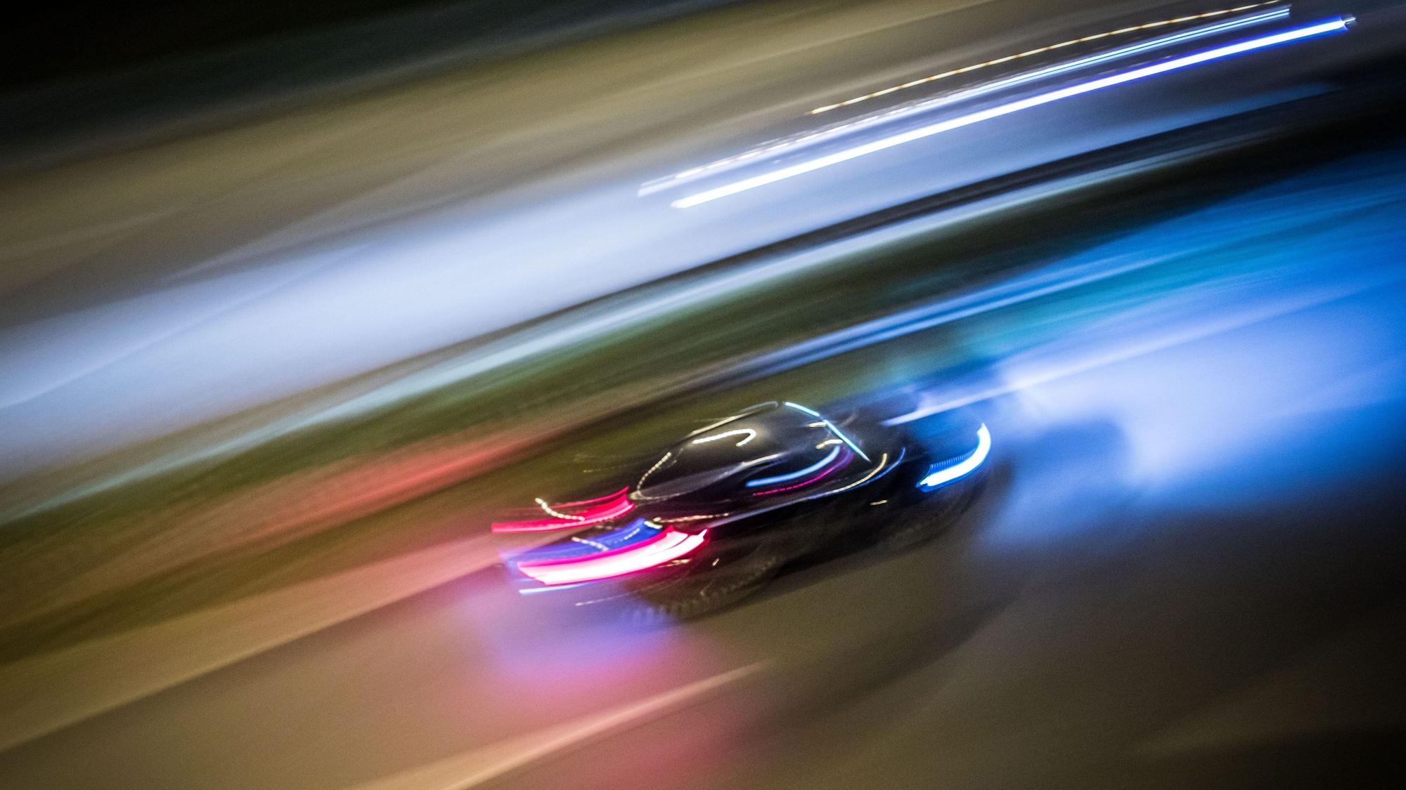 Das Bild ist ein Symbolfoto und zeigt ein dunkles Fahrzeug in der Nacht.