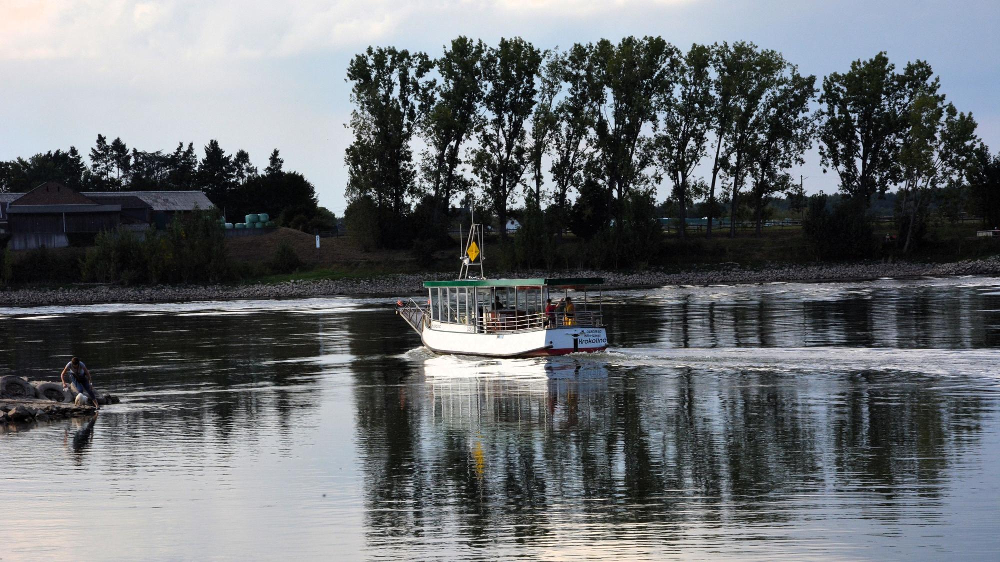 Zu sehen ist die Fähre zwischen Zündorf und Weiß auf dem Rhein.