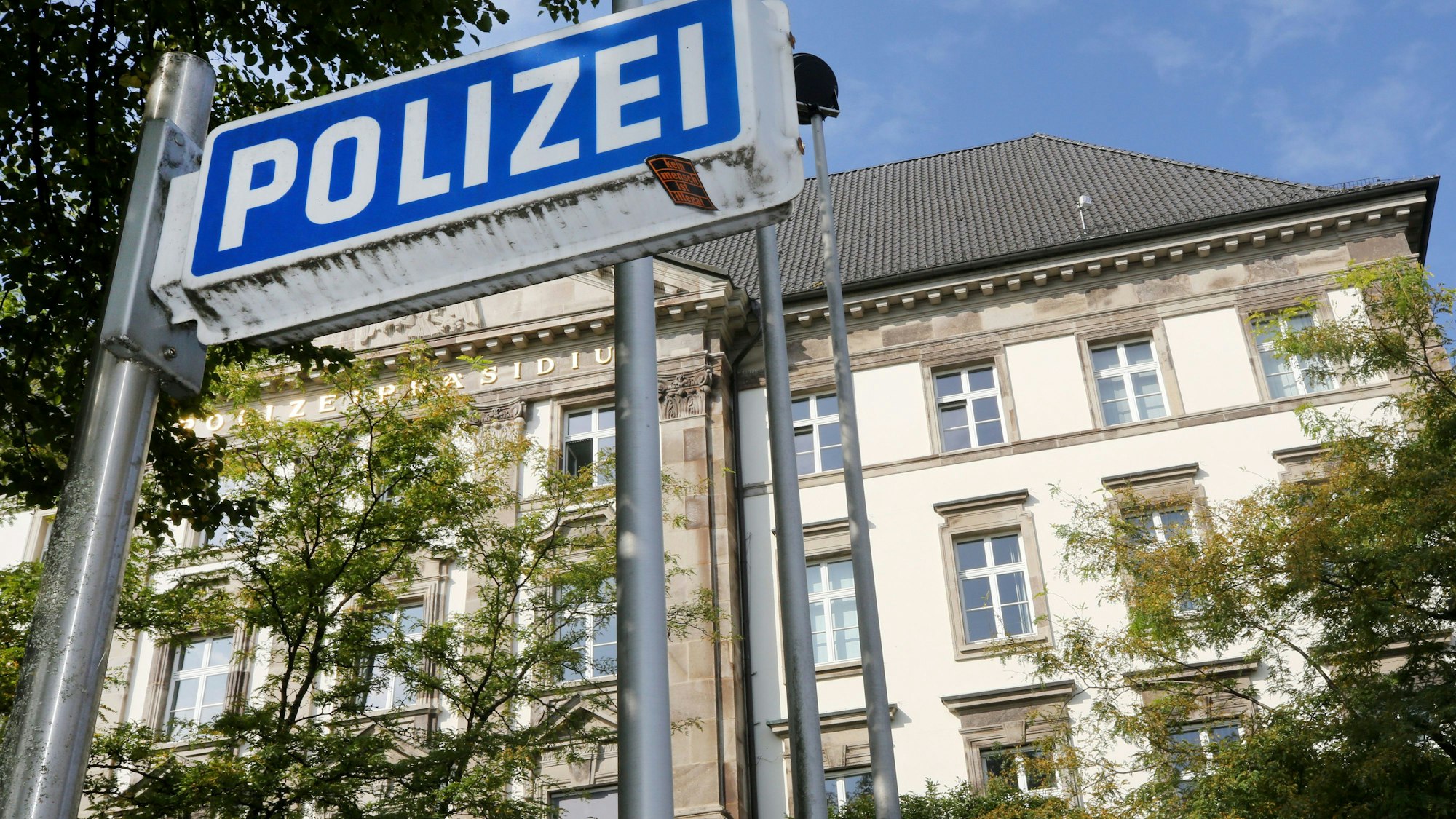 ssen: Ein Polizeischild steht vor dem Polizeipräsidium Essen. Nach dem gewaltsamen Angriff auf Krankenhauspersonal in Essen mit sechs Verletzten bewerten die Ermittler den Fall als sogenannte Clankriminalität.