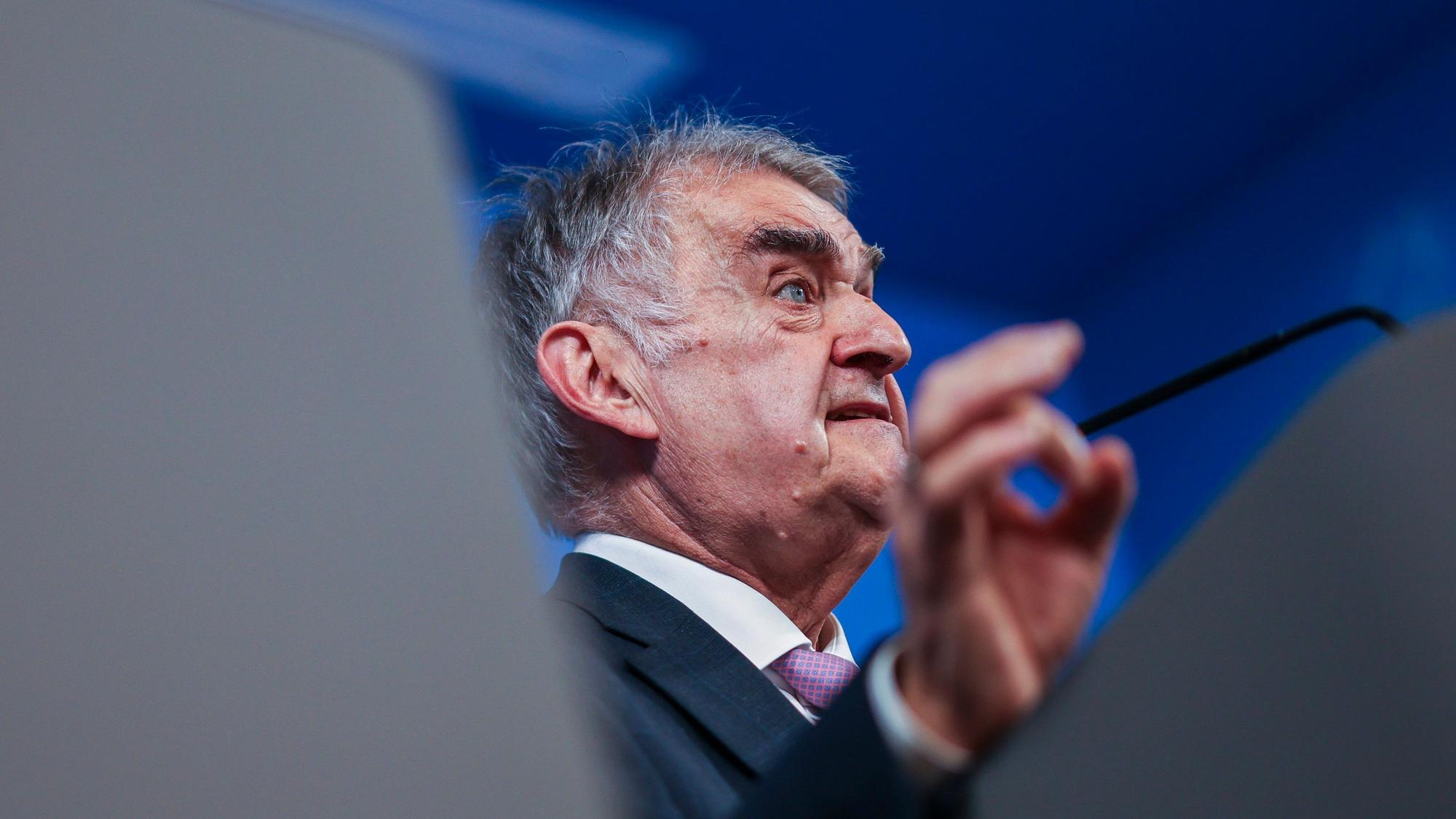 Düsseldorf: Herbert Reul (CDU), Innenminister des Landes Nordrhein-Westfalen, bei der Kabinetts-PK zur Umsetzung des Maßnahmenpakets zu Sicherheit, Migration, Prävention.