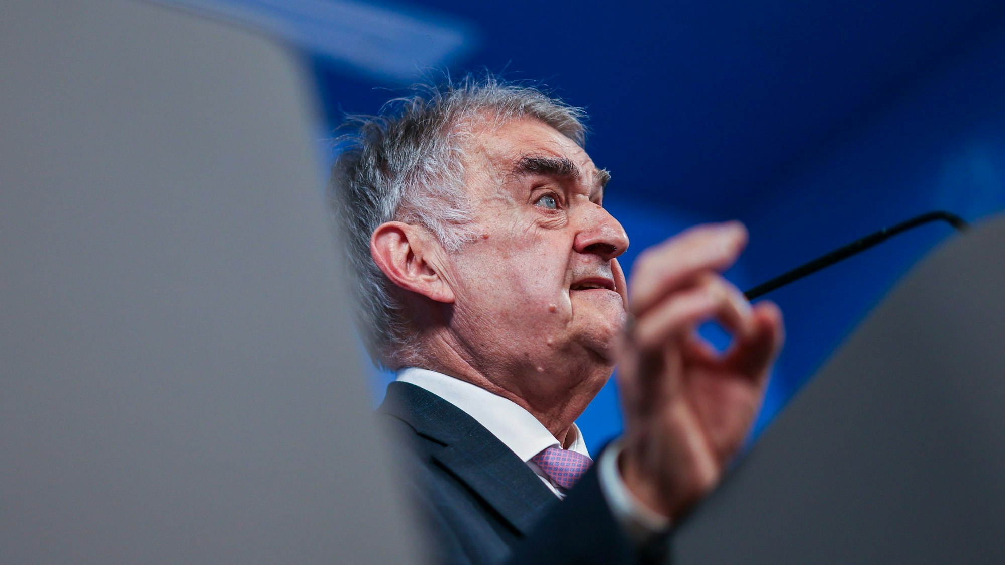 Düsseldorf: Herbert Reul (CDU), Innenminister des Landes Nordrhein-Westfalen, bei der Kabinetts-PK zur Umsetzung des Maßnahmenpakets zu Sicherheit, Migration, Prävention.