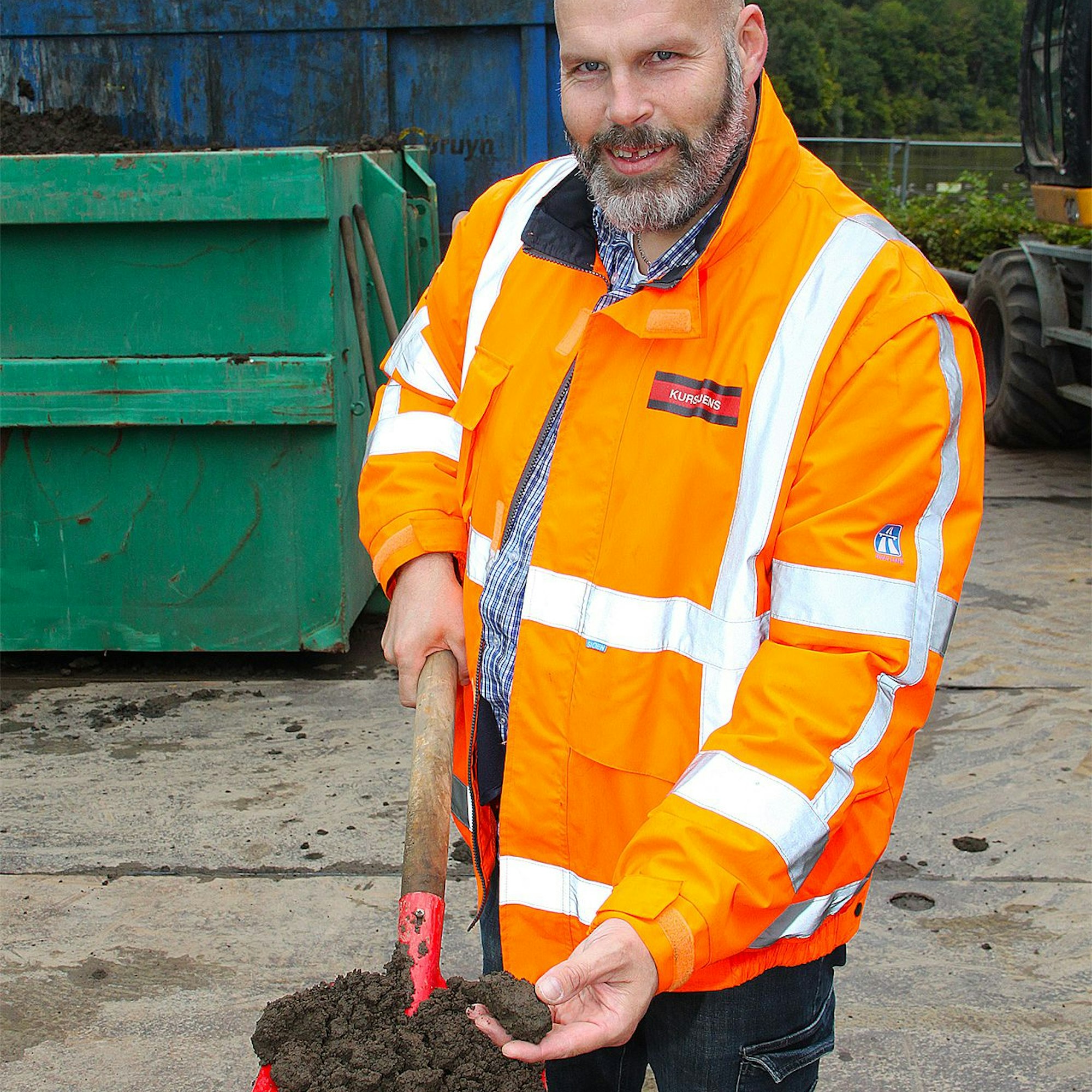 Gero Buchartz hält eine Schaufel voller Schlamm.