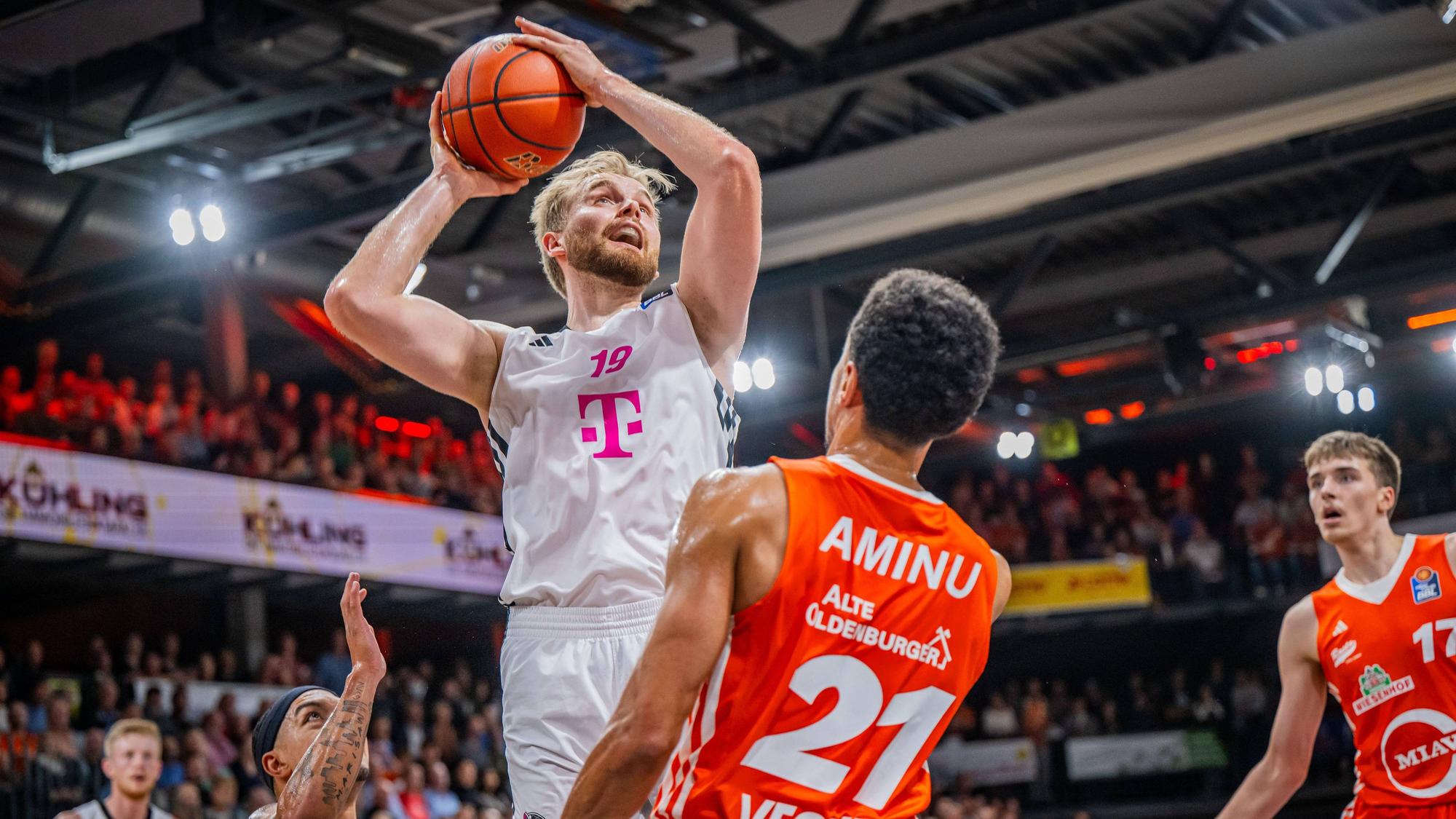 Der Bonner Till Pape (links) schließt gegen Vechtas Joel-Sadu Aminu ab. Er kam auf insgesamt zwölf Zähler.