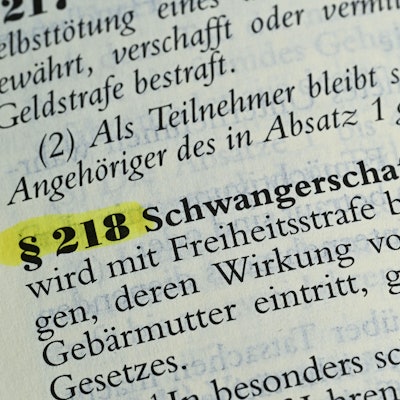 Der Paragraf 218 zum Schwangerschaftsabbruch steht in einem Habersack Gesetzestext.