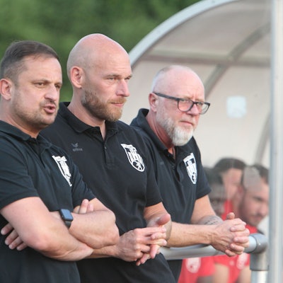 Derzeit nicht zu beneiden: Cheftrainer Fatih Özyurt (von links), Sportchef Frank Fußhöller und Teammanager Thomas Henseler vom FC Hennef 05. Quentin Bröhl