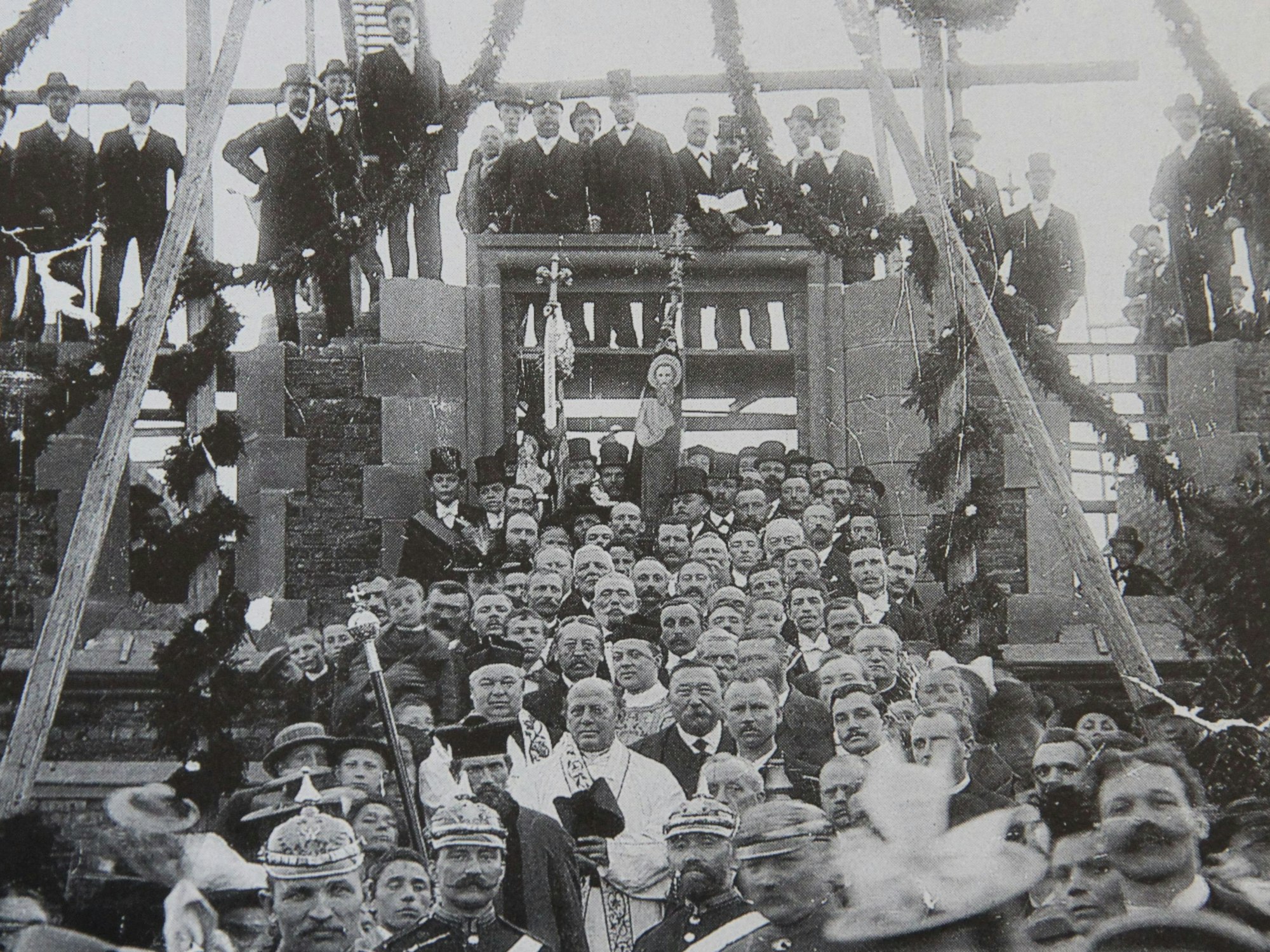 Menschen bei einem Gottesdienst in einer Kirchenbaustelle