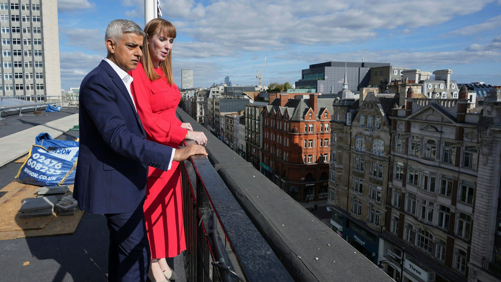 Verkündung mit Aussicht: Bürgermeister Sadiq Khan und Wohnungsbauministerin Angela Rayner blicken über die Oxford Street.