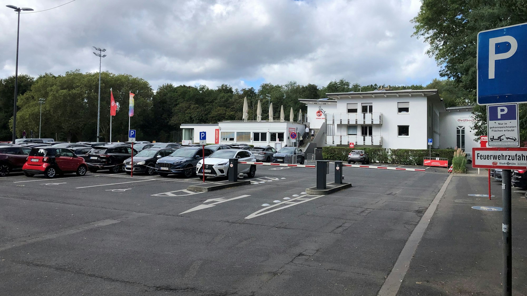 Der Parkplatz am Geißbockheim des 1. FC Köln.
