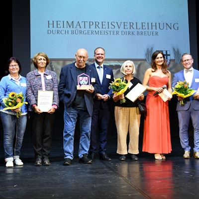 Das Foto zeigt die Preisträger auf der Bühne im Römersaal des Bürgerhauses.