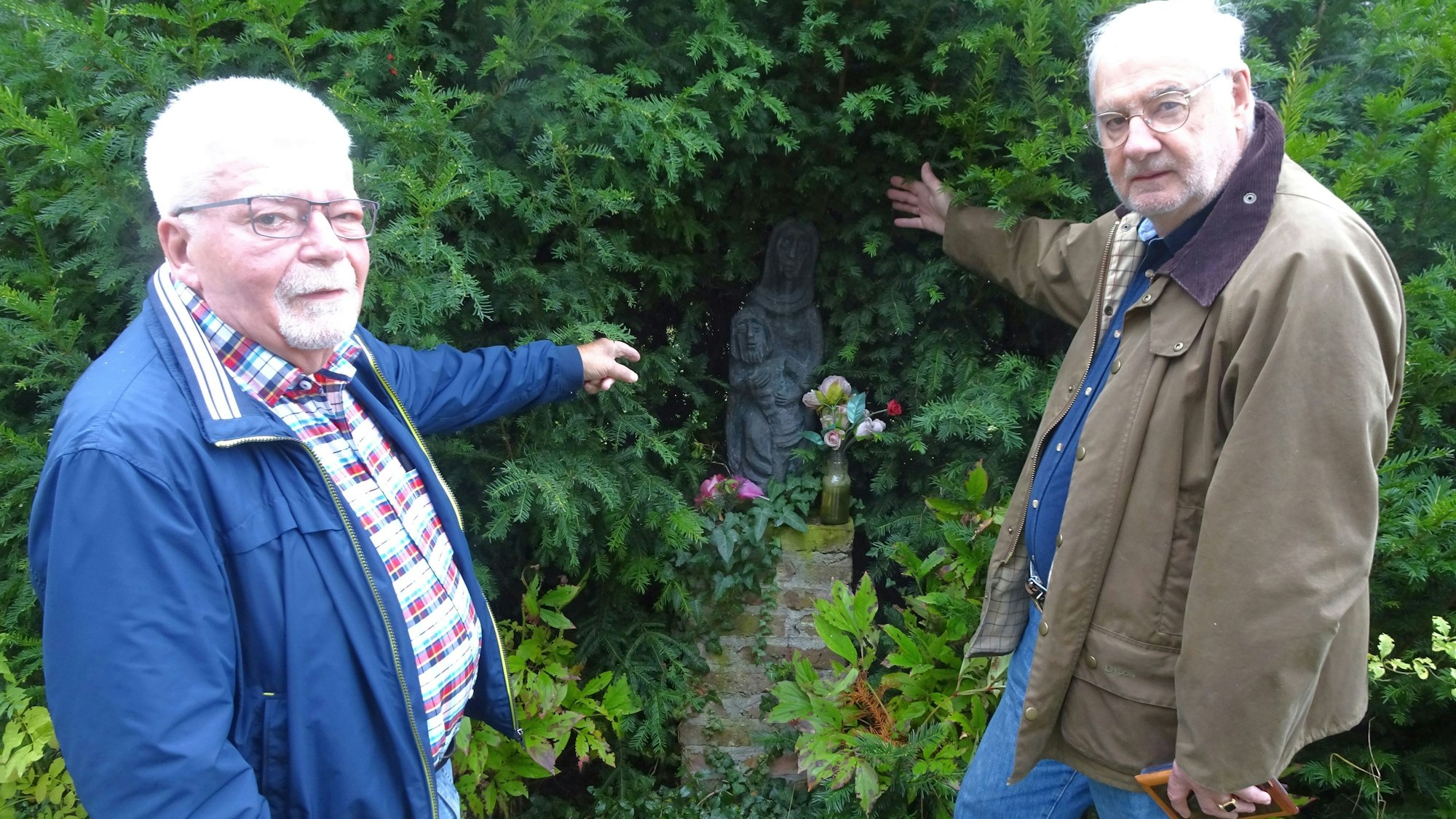 Überwuchert ist auch die kleine Marienstatue, die Erich Scharrenbroich vor Jahren beim Pallottiner-Pater Ludwig in Auftrag gegeben hatte. Die Figur erinnert an den "schwarzen Tag von Rheinbach", den Bombenangriff am 29. Januar 1945. Unter den 100 Toten befand sich damals auch Familienmitglieder des Großvaters von Scharrenbroich.