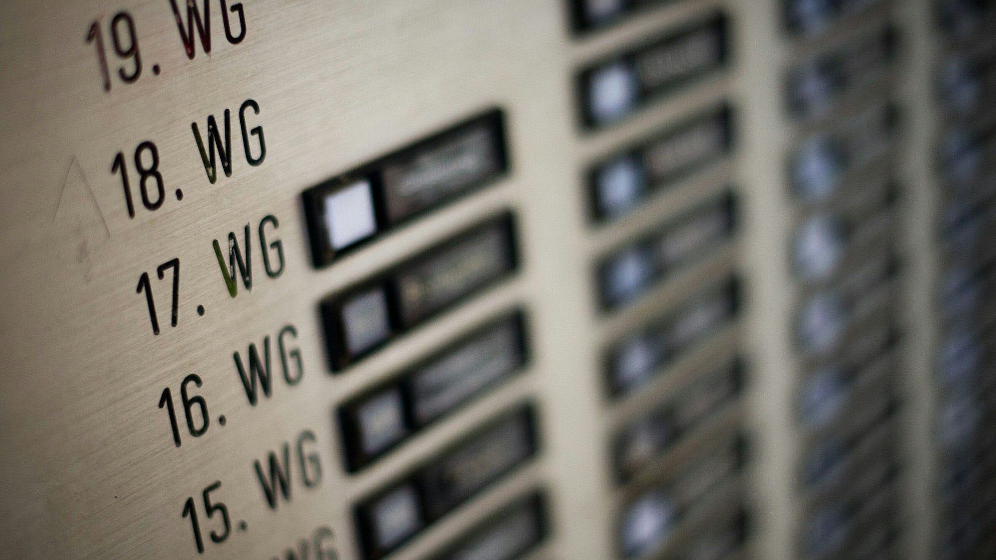 Klingelschilder in einem großen Mehrfamilienhaus.