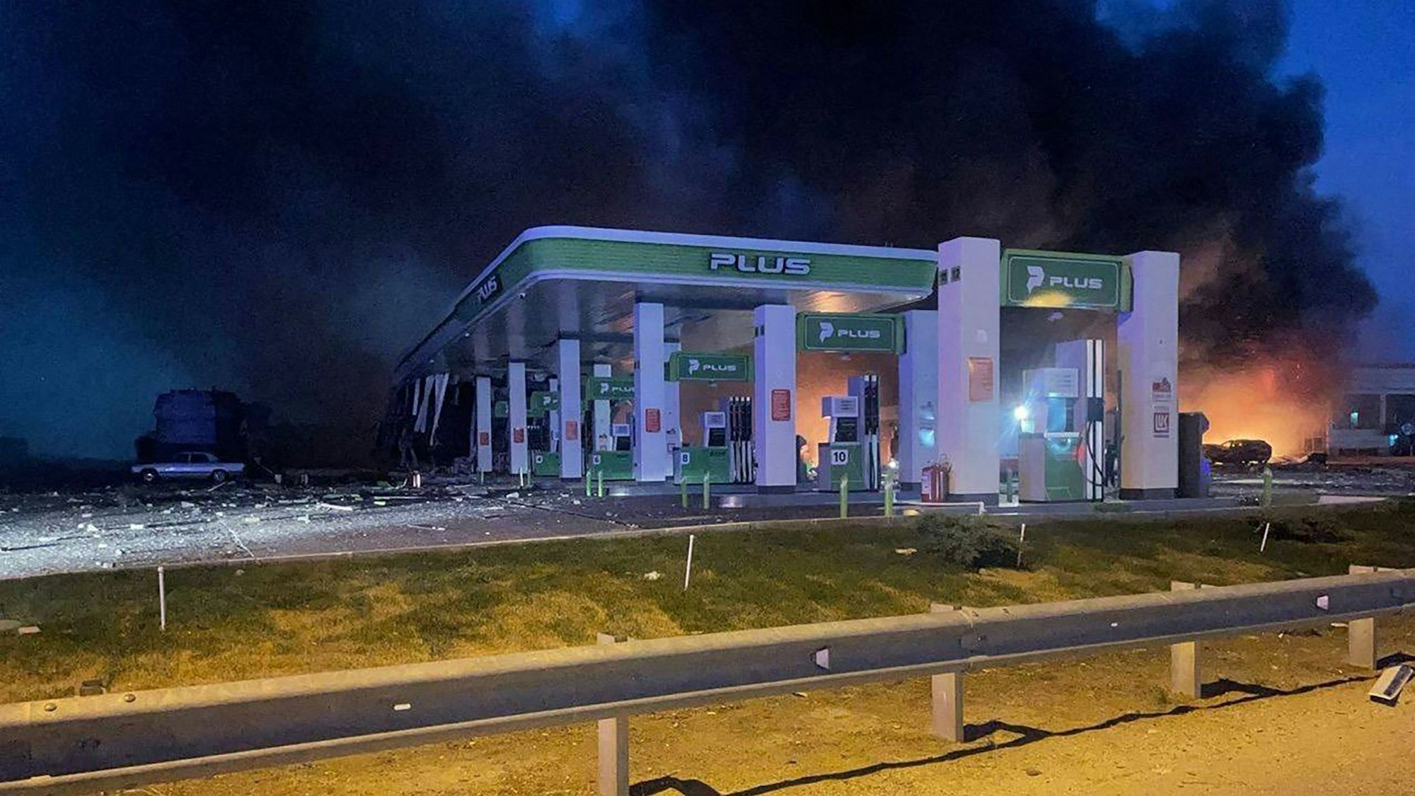 Eine brennende Tankstelle in der russischen Teilrepublik Dagestan.