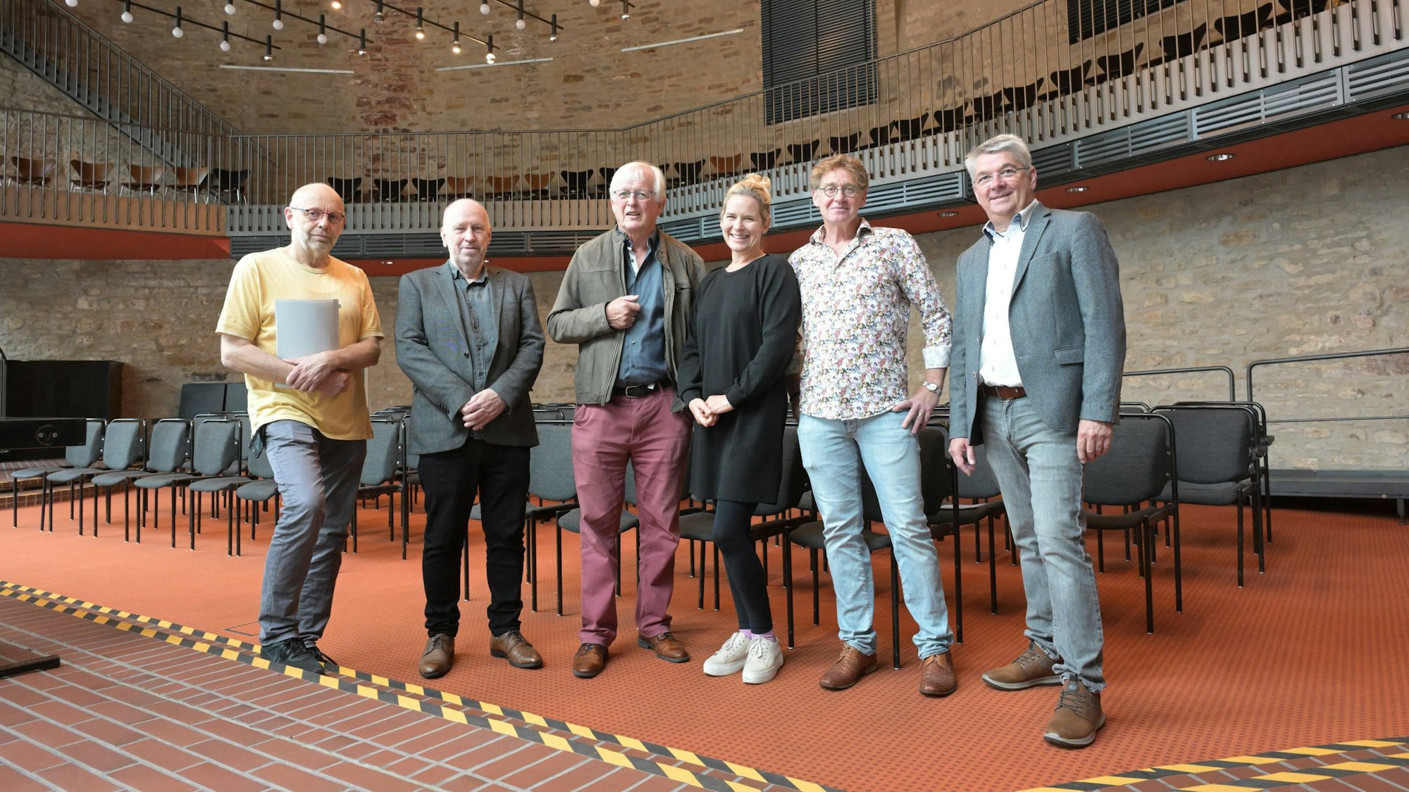 Für das „Festival alla Zingarese“ im Ratssaal Bensberg engagieren sich Christoph Mirbach, Rainer M. Klaas, Matthias Buth, Ruth Theresa Fiedler, Heiner Renneberg und Lutz Urbach (v.l.).