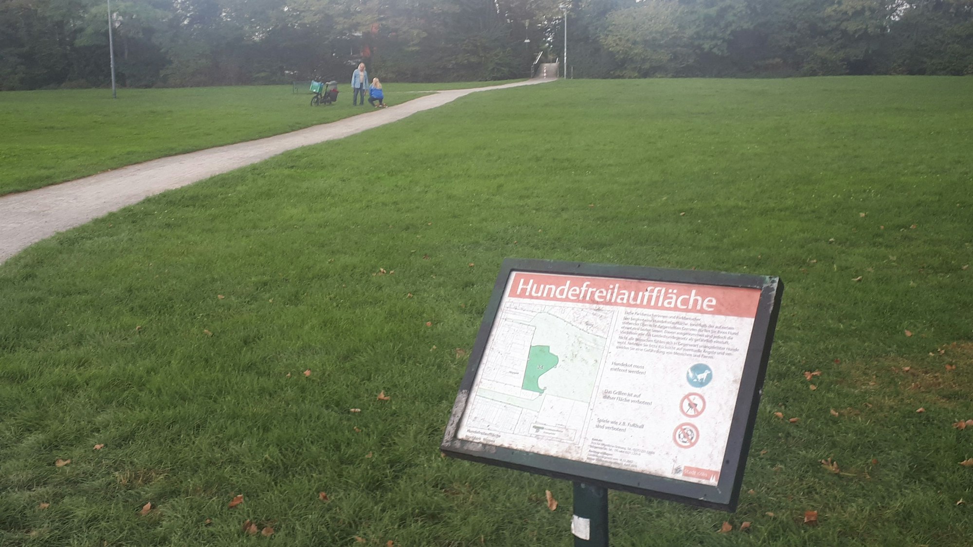 Schilder weisen an den Rändern der Hundewiese auf die Freilauffläche hin. Im Vorbeifahren sind sie jedoch schnell zu übersehen.