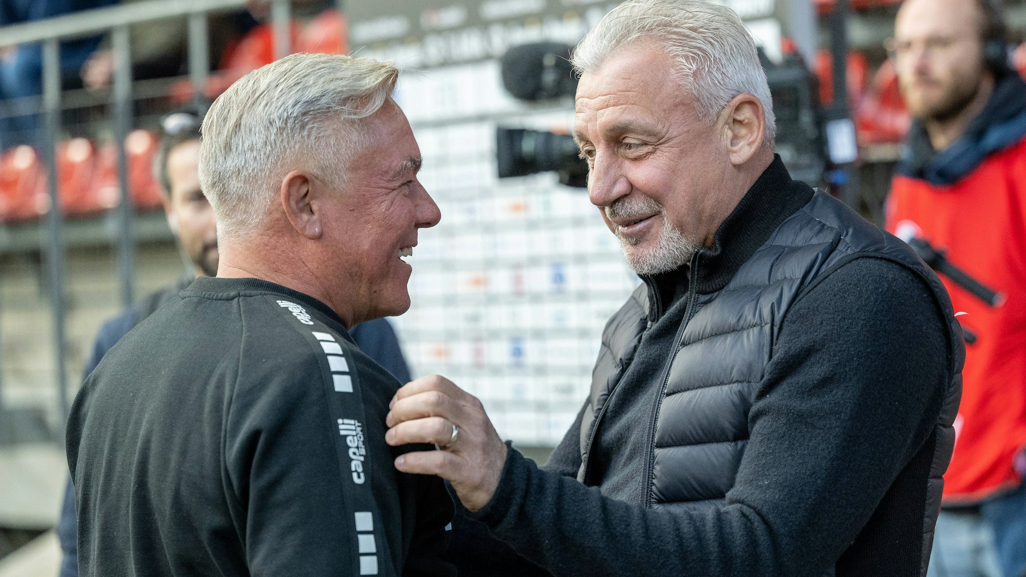 GER, 3. LIga, FC Viktoria Koeln vs. Erzgebirge Aue, 11. Spieltag, Saison 2023/24, / 14.10.2023, Sportpark Hoehenberg, Koeln, GER, 3. LIga, FC Viktoria Koeln vs. Erzgebirge Aue, 11. Spieltag, Saison 2023/24, Im Bilid: Pavel Dotchev Erzgebirge Aue, Cheftrainer und Olaf Janssen FC Viktoria Koeln, Chef-Trainer sehen sich wieder Freude Einzelaktion, Halbkörper / Halbkoerper *** GER, 3 LIga, FC Viktoria Koeln vs Erzgebirge Aue, 11 Matchday, Season 2023 24, 14 10 2023, Sportpark Hoehenberg, Koeln, GER, 3 LIga, FC Viktoria Koeln vs Erzgebirge Aue, 11 Matchday, Season 2023 24, In Bilid Pavel Dotchev Erzgebirge Aue, head coach and Olaf Janssen FC Viktoria Koeln, head coach see each other again joy single action, half body half body nordphotoxGmbHxx/xDenkinger nph00015