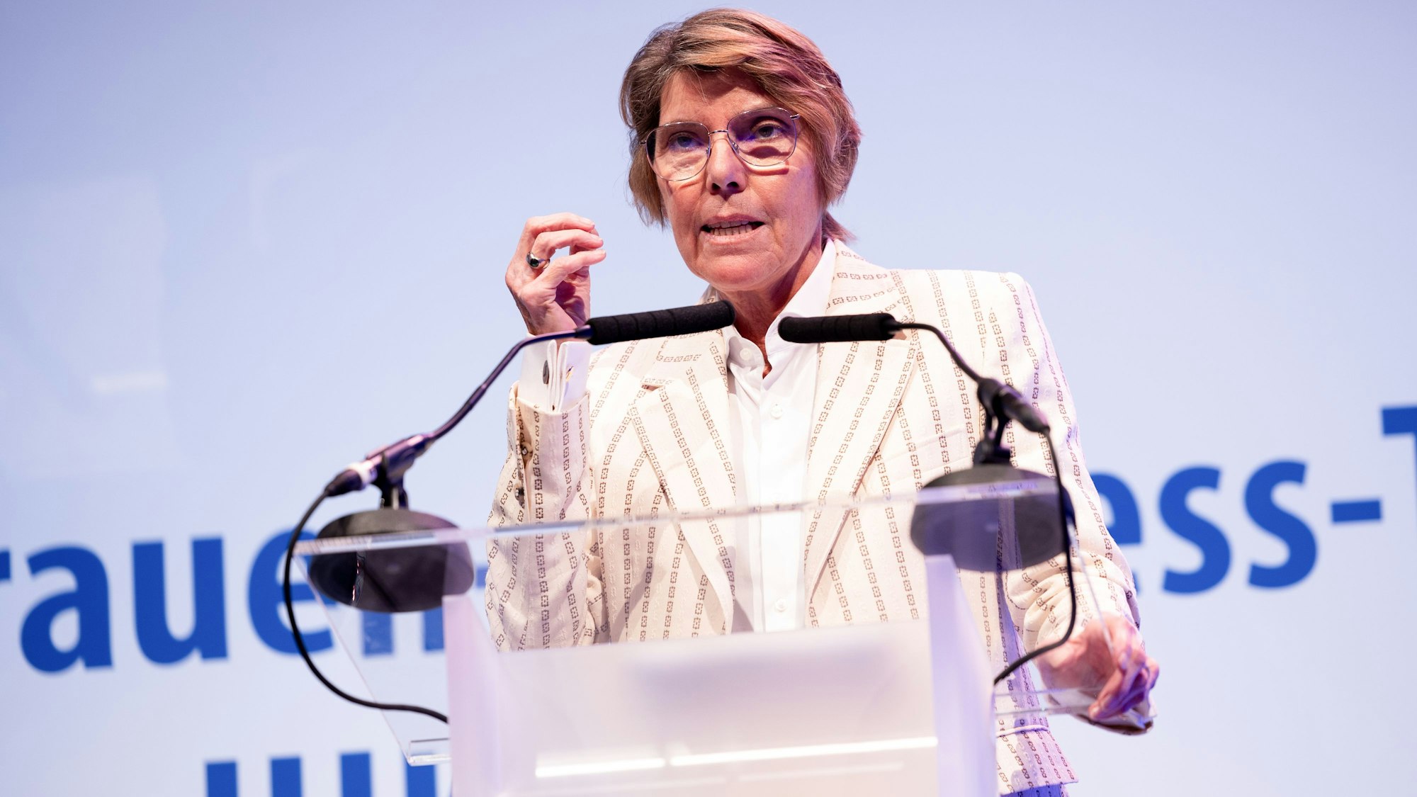 Bettina Böttinger berichtete vor 600 Gästen der IHK Köln über Frauen-Lebensläufe.