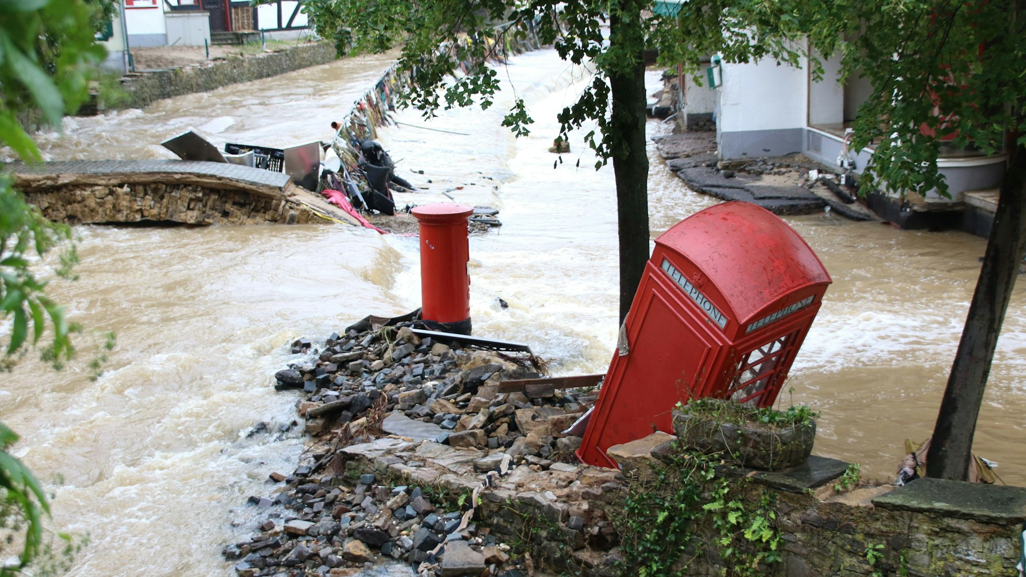 Das Bild vom 16. Juli 2021 zeigt die Folgen der Flutkatastrophe im noch überschwemmten Bad Münstereifel.