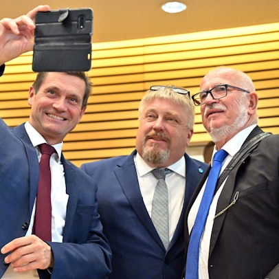 Die AfD-Abgeordneten Uwe Thrum (von links), Jan Abicht und Jürgen Treutler, AfD-Abgeordneter und Alterspräsident, machen ein Selfie nach der Unterbrechung der konstituierenden Sitzung des Landtags.