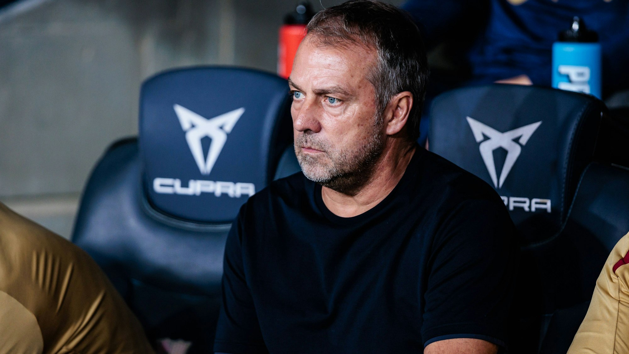 Barca-Trainer Hansi Flick sitzt während einer Partie an der Seitenlinie. Auf einem Banner mit Bezug zum Nationalsozialismus hatte sein Name gestanden. Die Aktion hat nun Folgen.