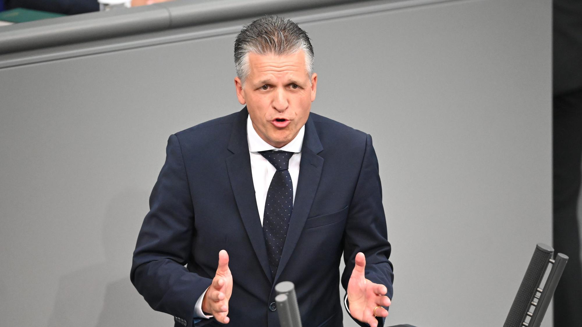 ARCHIV - 11.09.2024, Berlin: Thorsten Frei, Erster Parlamentarischer Geschäftsführer der CDU/CSU-Bundestagsfraktion, spricht in der Generaldebatte um den Haushalt 2025 im Bundestag.