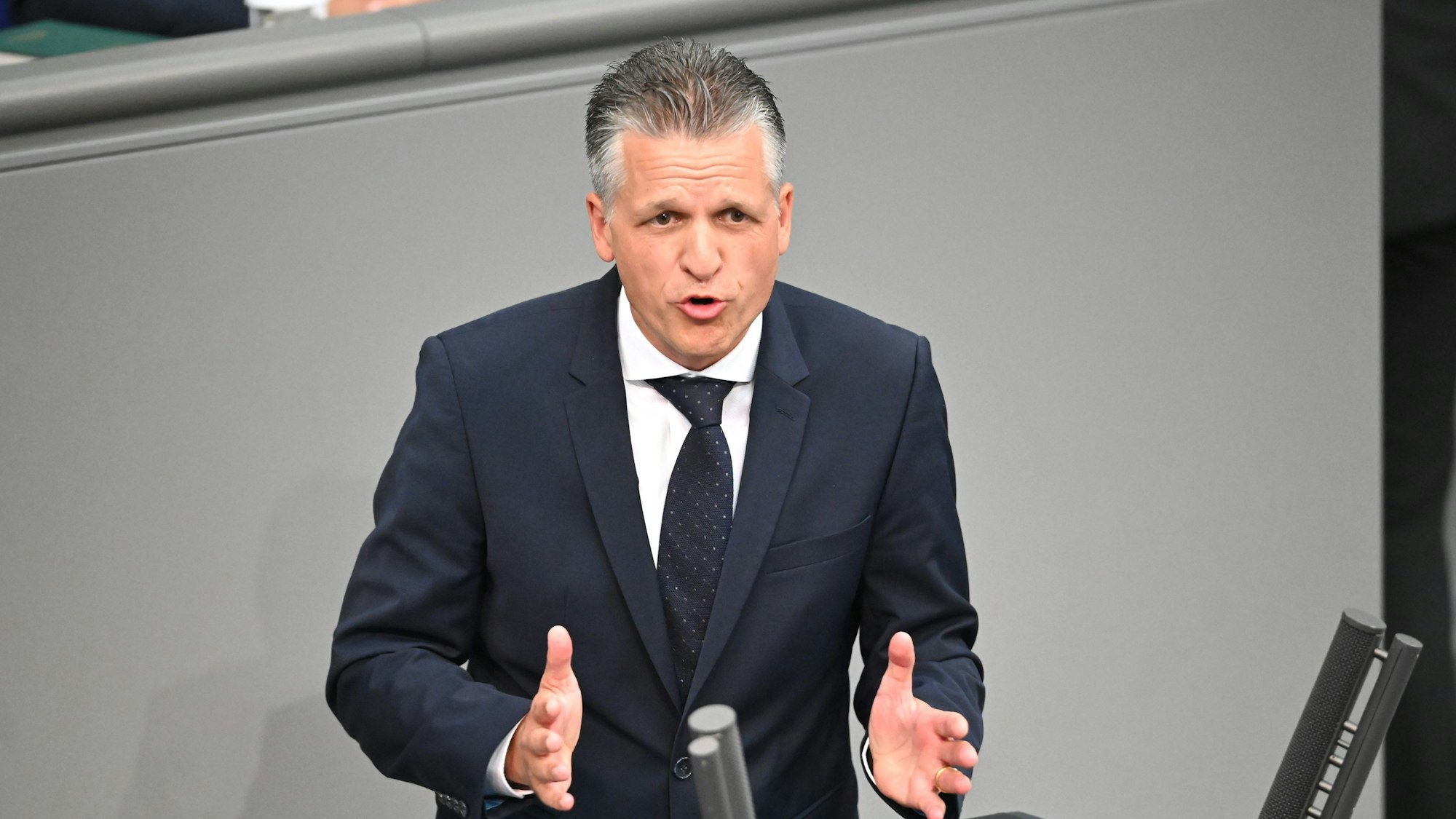 ARCHIV - 11.09.2024, Berlin: Thorsten Frei, Erster Parlamentarischer Geschäftsführer der CDU/CSU-Bundestagsfraktion, spricht in der Generaldebatte um den Haushalt 2025 im Bundestag.