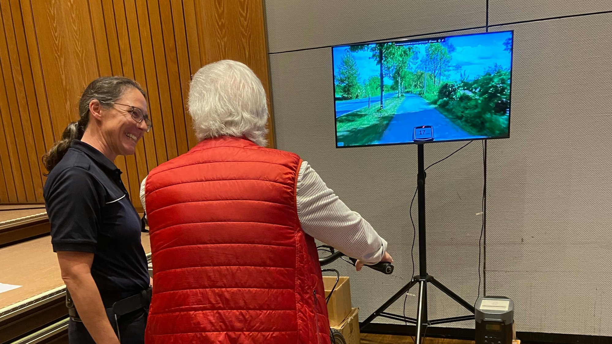 Eine auf dem Bildschirm simulierte Fahrradstrecke zeigte beim Pedelec-Test, wo Gefahren lauern.