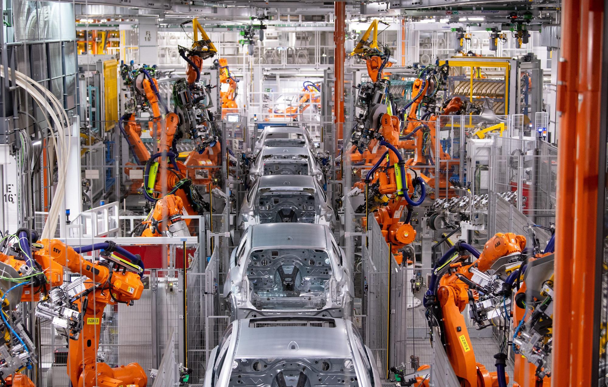 Bayern, München: Roboter von ABB arbeiten an der Karosserie von verschiedenen BMW-Modellen im BMW-Stammwerk.