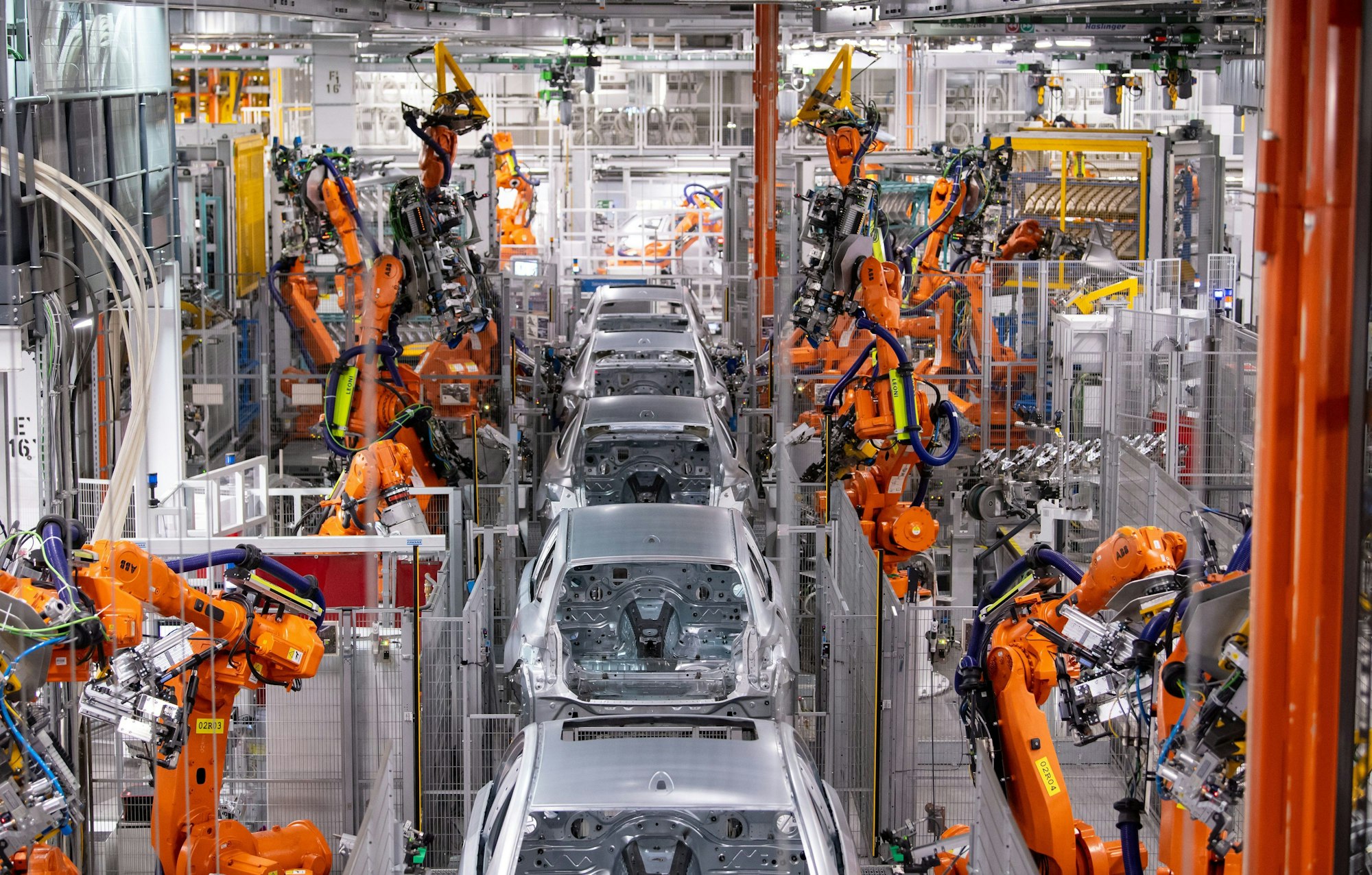 Bayern, München: Roboter von ABB arbeiten an der Karosserie von verschiedenen BMW-Modellen im BMW-Stammwerk.