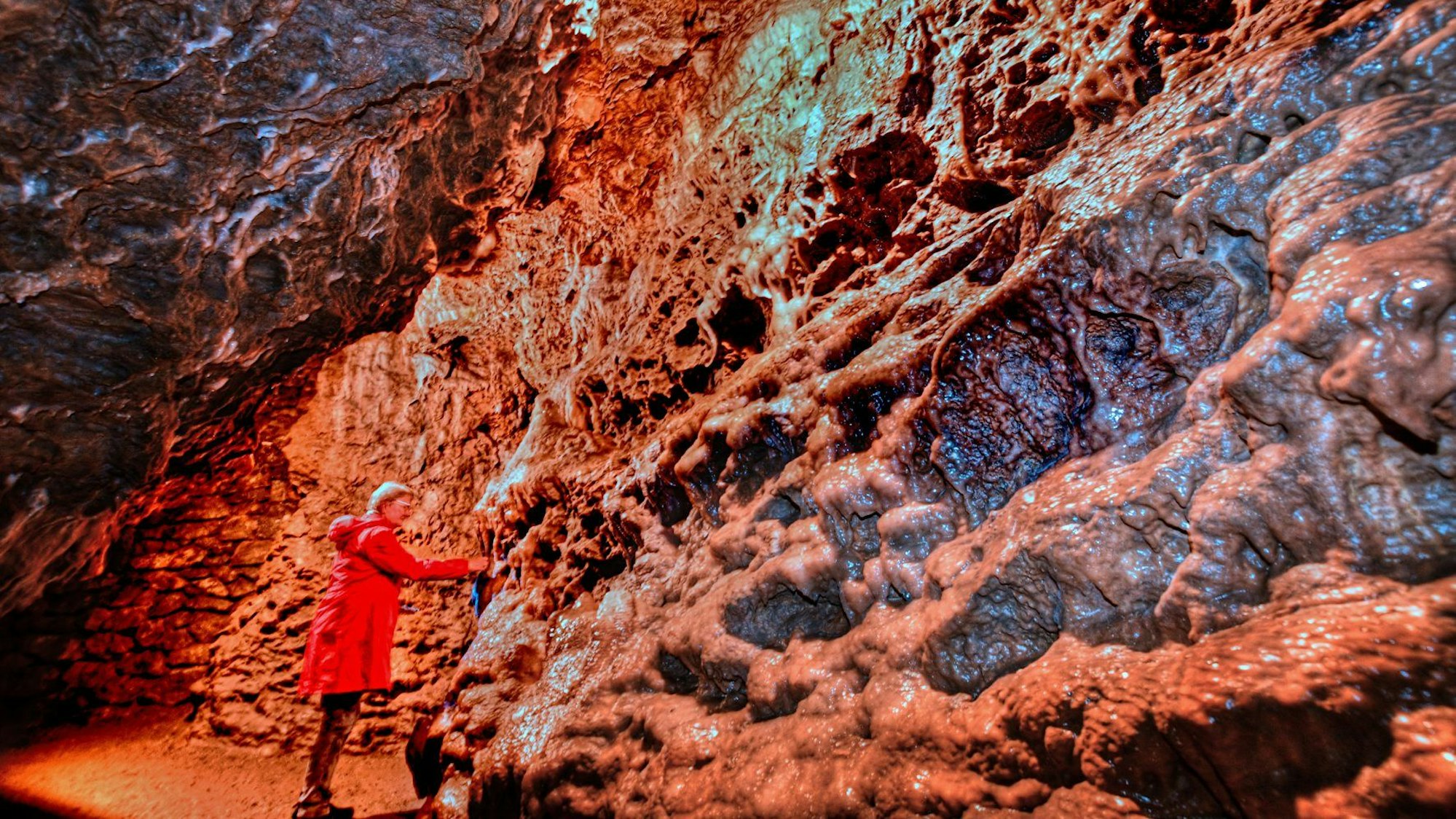 In der Wiehler Tropfsteinhöhle sind das ganze Jahr über konstant acht Grad Celsius.