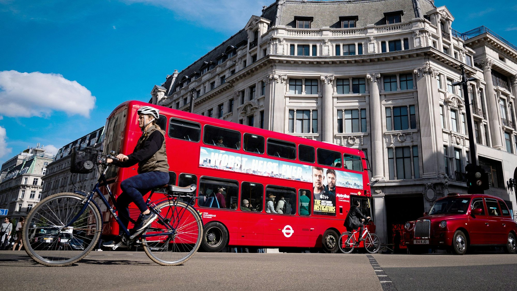 London: Ein Blick auf den Oxford Circus im Zentrum Londons. Die berühmte Londoner Einkaufsstraße Oxford Street soll teilweise zu einer Fußgängerzone werden.