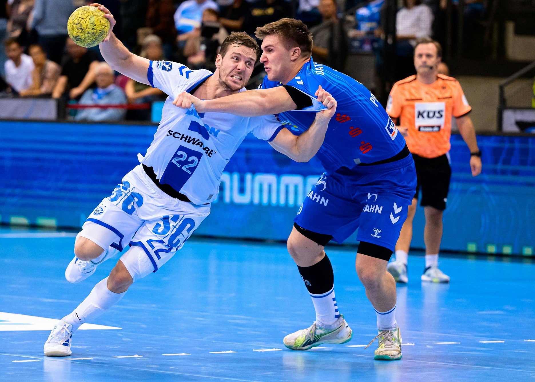 Kentin Mahe im Zweikampf mit dem Stuttgarter  Gianfranco Pribetic.