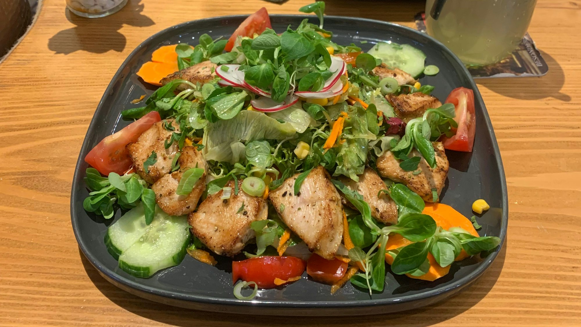 Salat Weissenburg und hausgemachte Limonade.