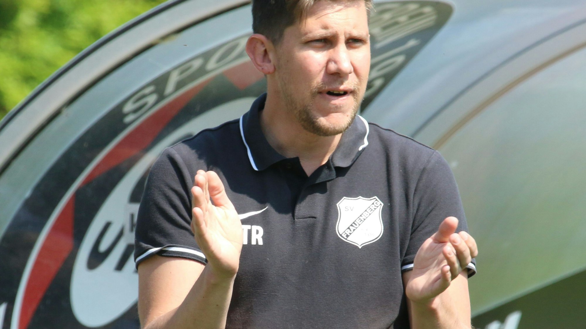 Sebastian Kaiser klatscht in die Hände.