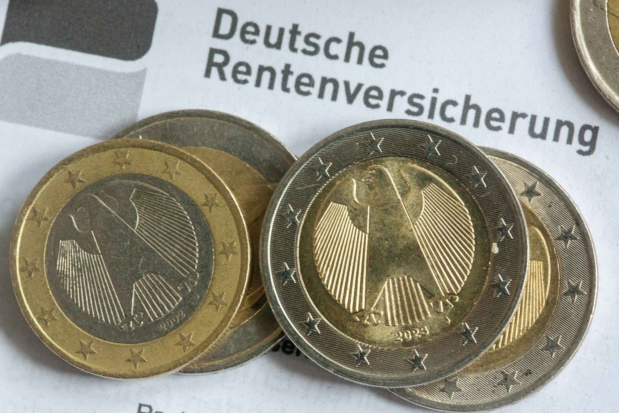 Münzen liegen auf einer Renteninformation der Deutschen Rentenversicherung.