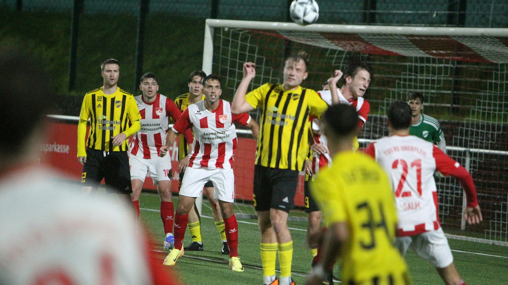 Dicke Luft im Spicher Strafraum: FCS-Akteur Fabian Welt (links) köpft im Duell mit seinem Ex-Mitspieler Sebastian Witt das Spielgerät aus der Gefahrenzone.