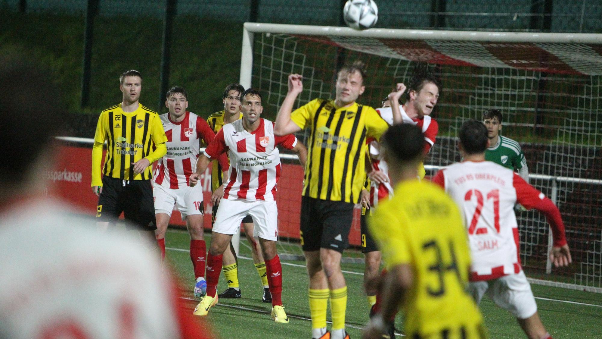 Dicke Luft im Spicher Strafraum: FCS-Akteur Fabian Welt (links) köpft im Duell mit seinem Ex-Mitspieler Sebastian Witt das Spielgerät aus der Gefahrenzone.