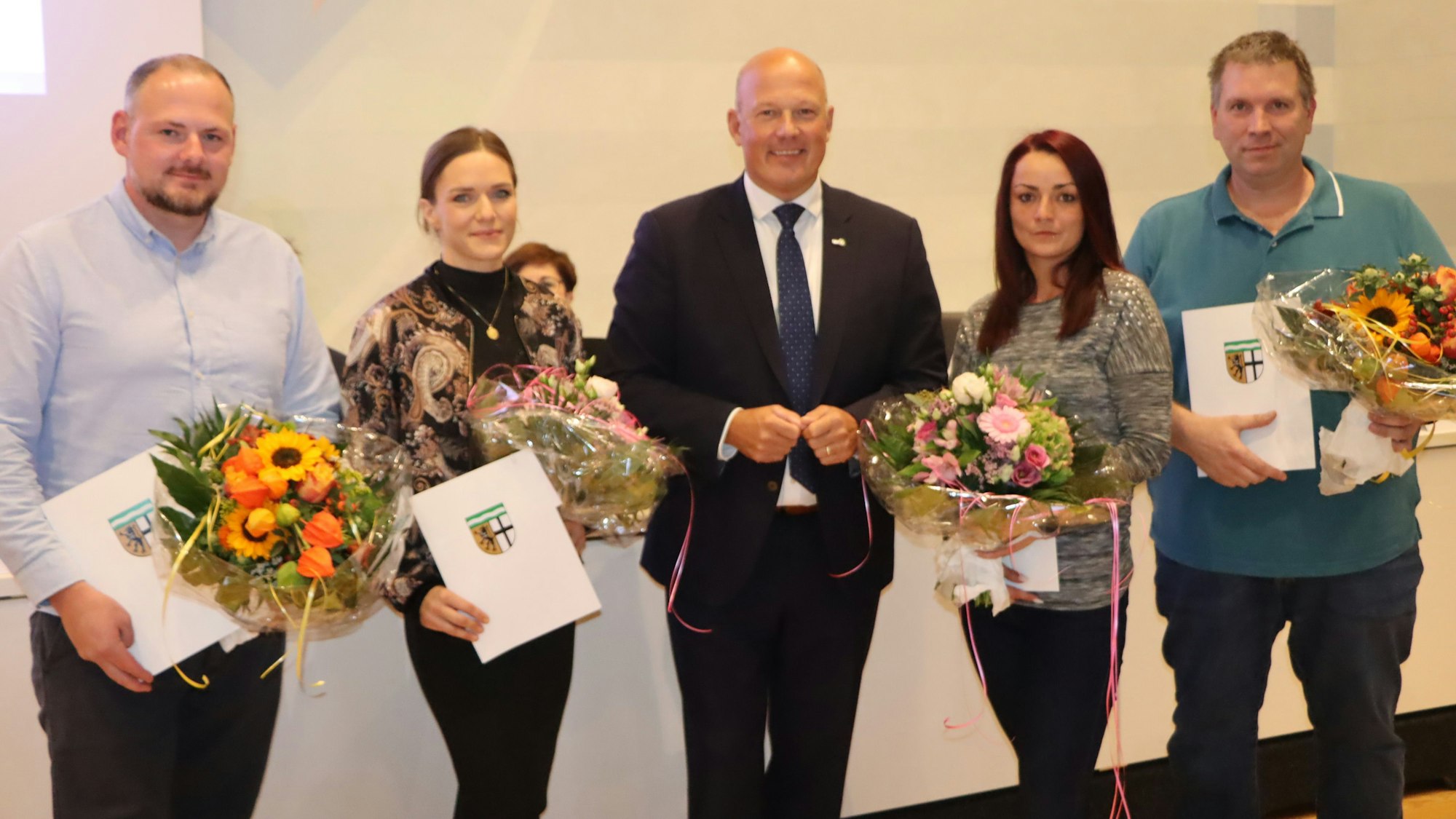 Auf dem Foto ist Landrat Frank Rock mit zwei Männern und zwei Frauen zu sehen, die für ihre Zivilcourage ausgezeichnet worden sind.