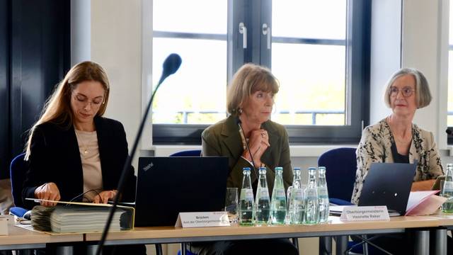 Kölns Oberbürgermeisterin Henriette Reker (Mitte) und Lindenthaler Bezirksbürgermeisterin Cornelia Weitekamp (Rechts)