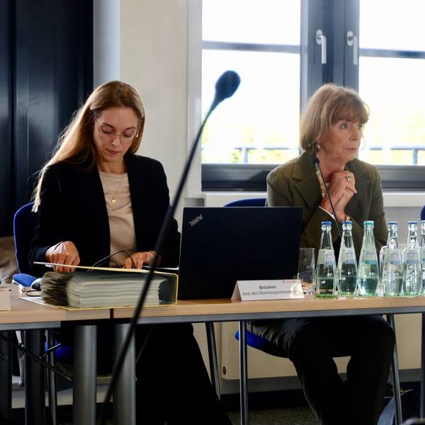 Kölns Oberbürgermeisterin Henriette Reker (Mitte) und Lindenthaler Bezirksbürgermeisterin Cornelia Weitekamp (Rechts)