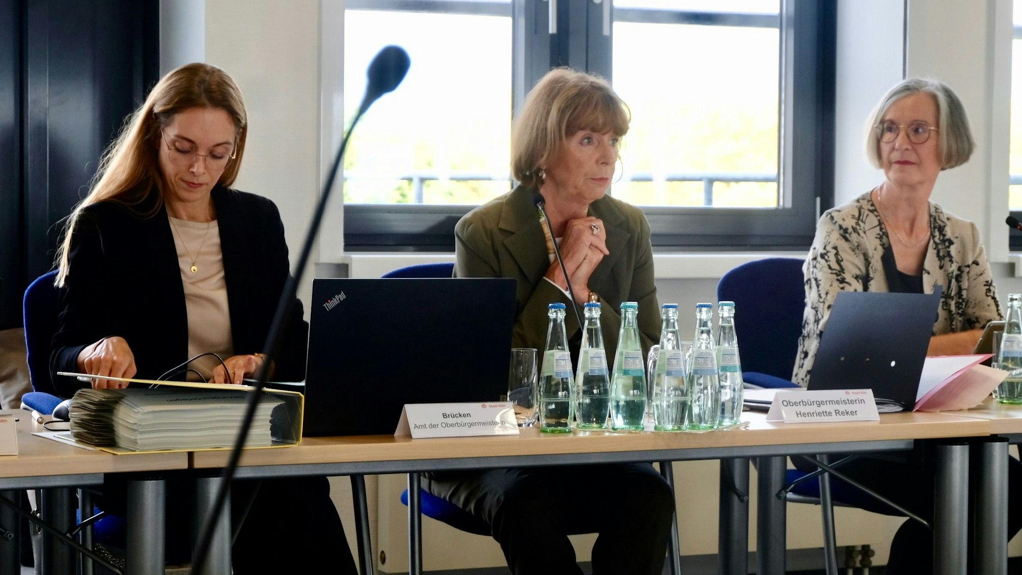 Kölns Oberbürgermeisterin Henriette Reker (Mitte) und Lindenthaler Bezirksbürgermeisterin Cornelia Weitekamp (Rechts)