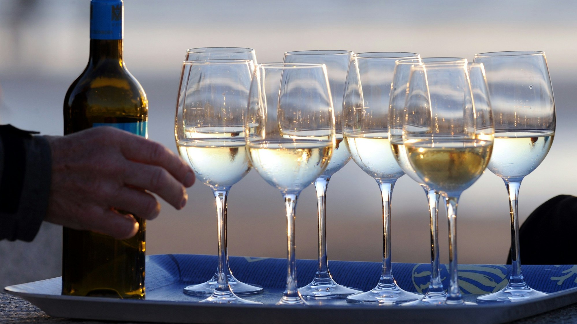 Teurer ist nicht immer gleich besser: Ein Fachmann erklärt, auf welche Faktoren man bei der Weinauswahl achten sollte.