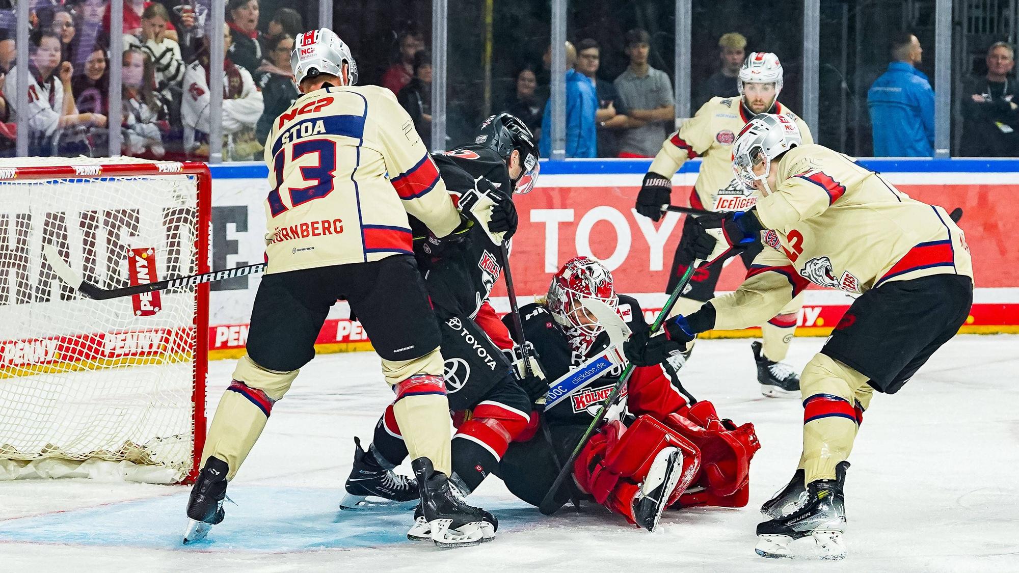 Im Mittelpunkt: Haie-Goalie Mirko Pantkowski erlebte einen unangenehmen Abend gegen Nürnberg.