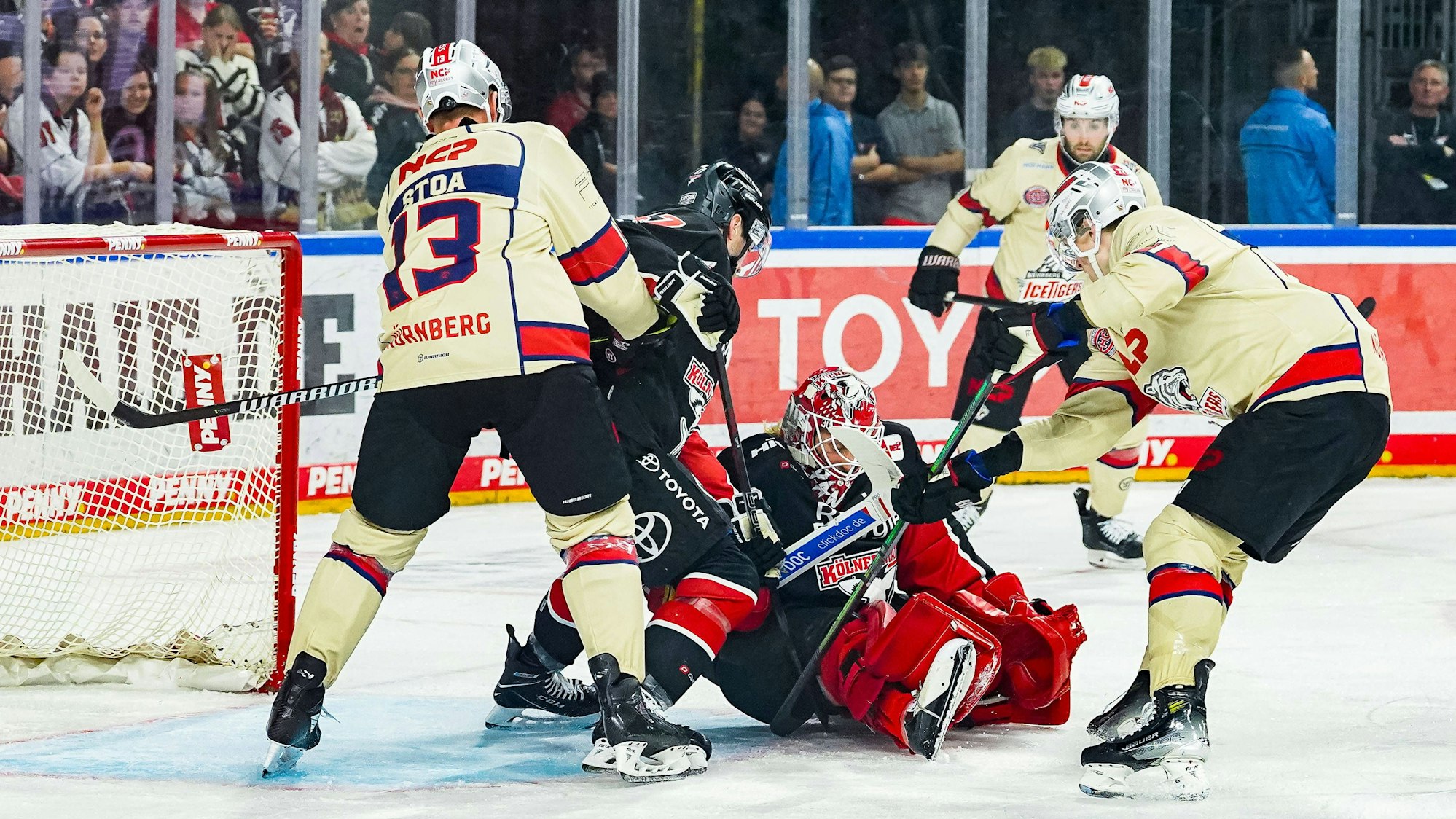 Im Mittelpunkt: Haie-Goalie Mirko Pantkowski erlebte einen unangenehmen Abend gegen Nürnberg.