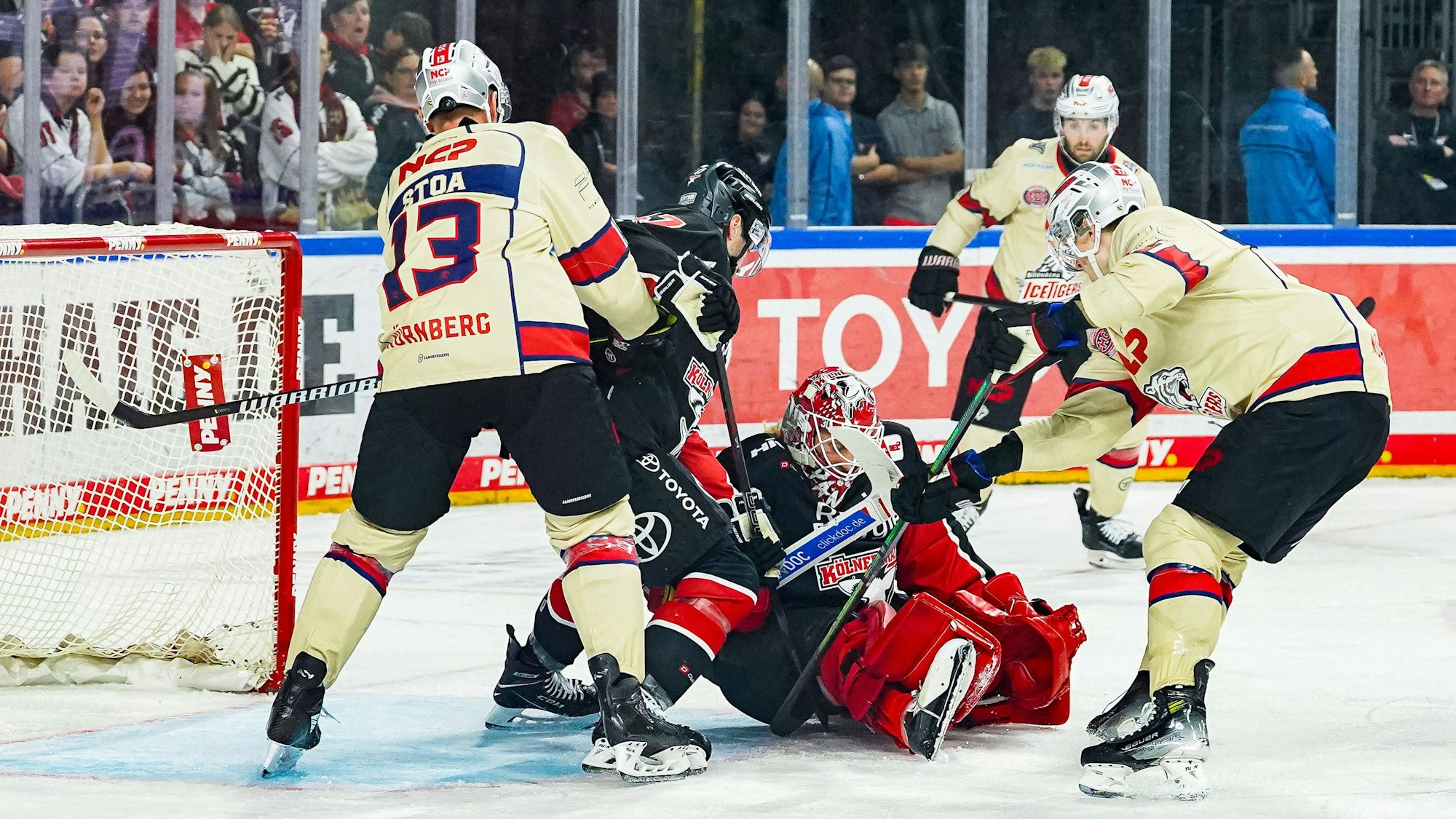 Im Mittelpunkt: Haie-Goalie Mirko Pantkowski erlebte einen unangenehmen Abend gegen Nürnberg.