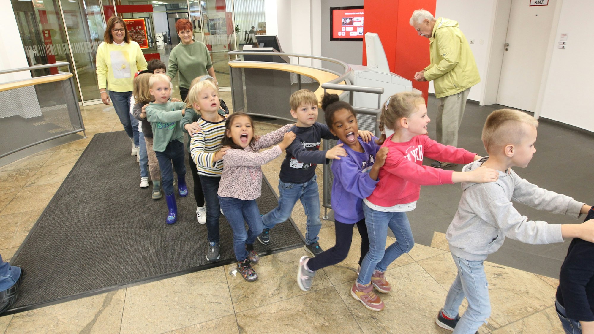 Als Schlange waren die Kinder aus Kaldauen in der Kreissparkasse unterwegs.