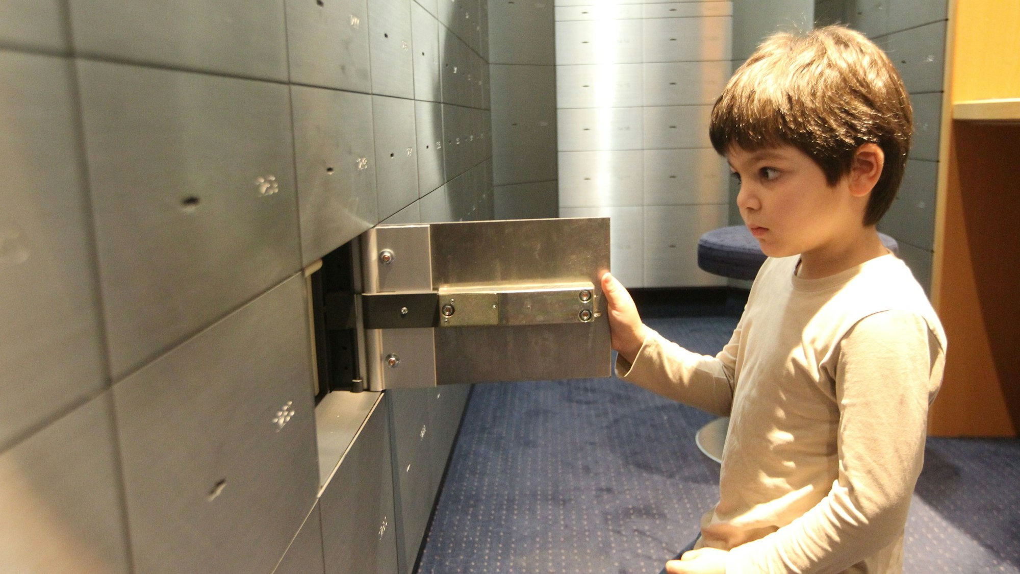 Beim Auszählen, der als erster den Schlüssel im Tresor umdrehen darf, hat Setrag gewonnen. Er nimmt sich das Schließfach mit der Nummer 1279 vor.