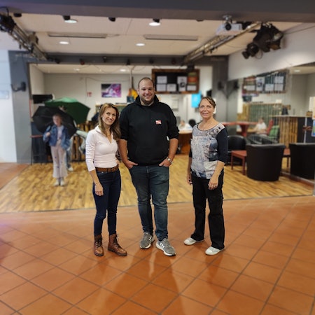 Irina Andrusik und Martin Langen vom Jugendzentrum Waldbröl sowie Dorothee Nohn von Serv-In stehen beisammen.