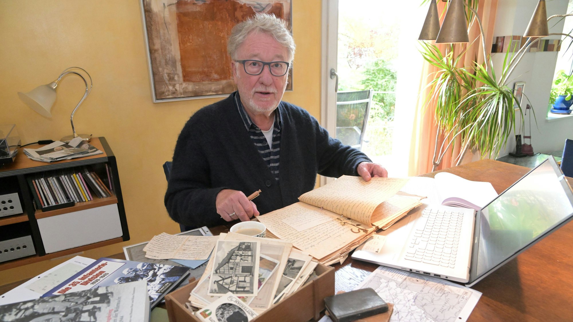 Mit Dokumenten zur Kriegsgeschichte seiner Eltern hat sich Heinz-D. Haun beschäftigt und sie zu einem Theaterstück verarbeitet. Nun lädt er auch andere zum Austausch über ihre Familiengeschichte ein.