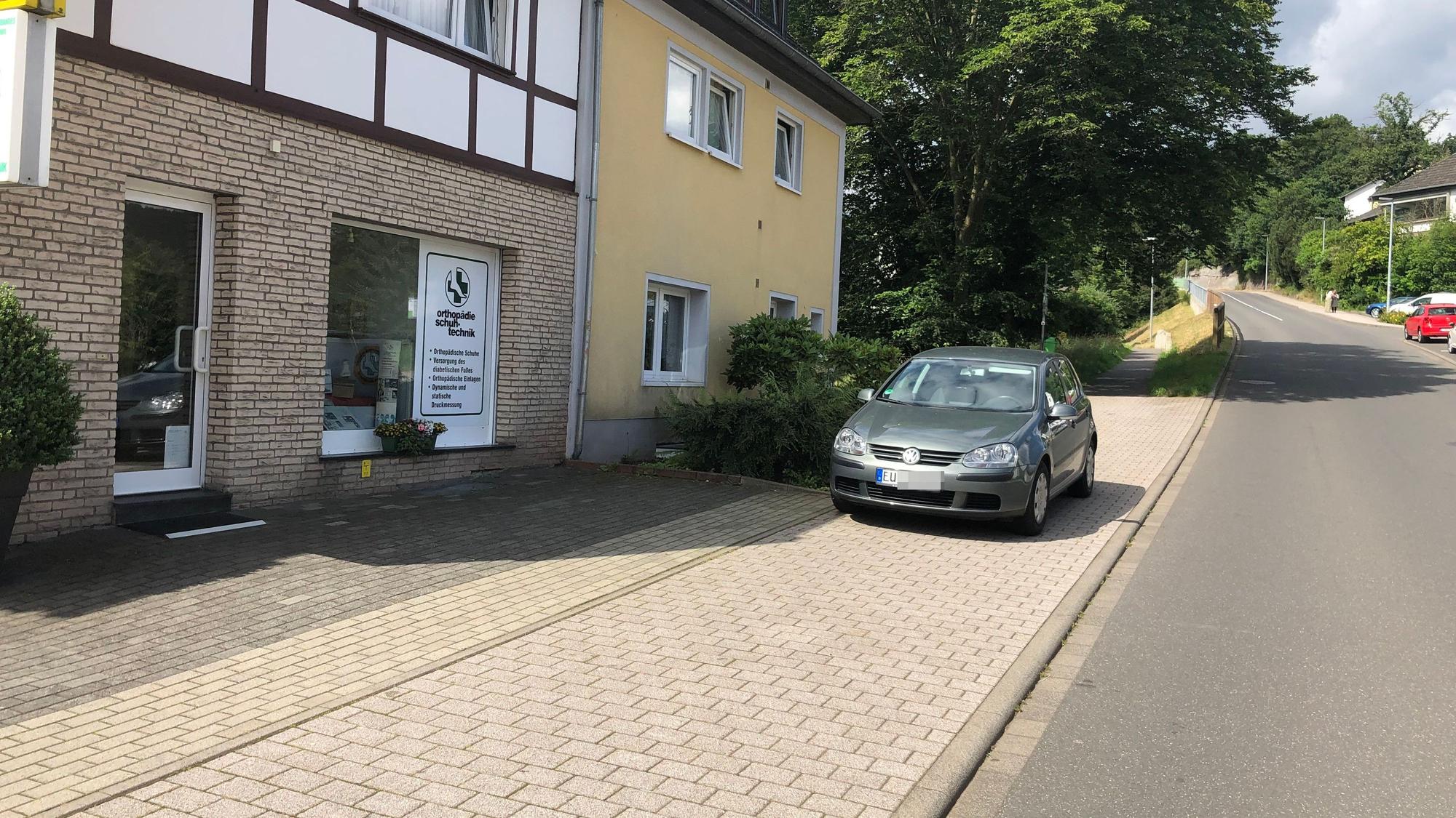 Ein Pkw steht auf dem Rad- und Gehweg.