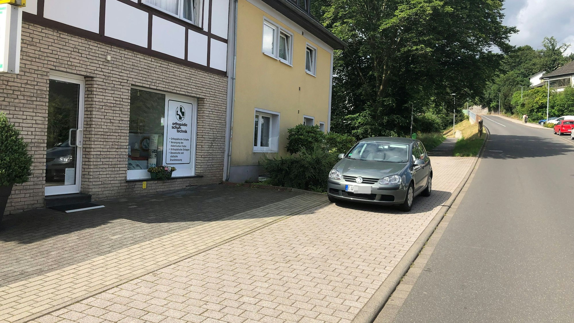 Ein Pkw steht auf dem Rad- und Gehweg.